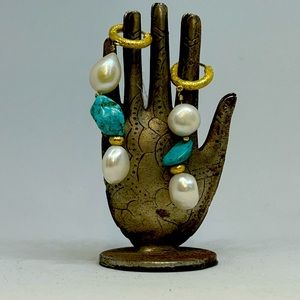 - Materials: silver, pearl, stone
- Colors: Silver, white and green